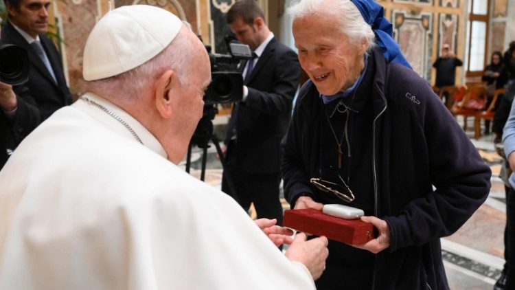 Papa Franjo s 80-godišnjom Genevieve Jeanningros, malom Isusovom sestrom koja svoj apostolat već godinama obavlja u lunaparkovima i na sajmovima