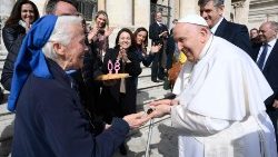 3월 22일 일반알현 후 신자들과 대화하는 프란치스코 교황