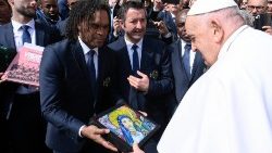 教宗在週三公開接見活動中接見法國足球運動員