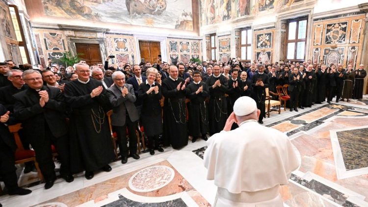 Papa Francesco con i membri della Pontificia Accademia Alfonsiana