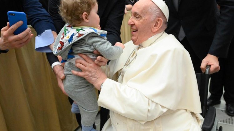 Le Pape François recevant les fidèles des paroisses de Rho, près de Milan, le 25 mars 2023. 