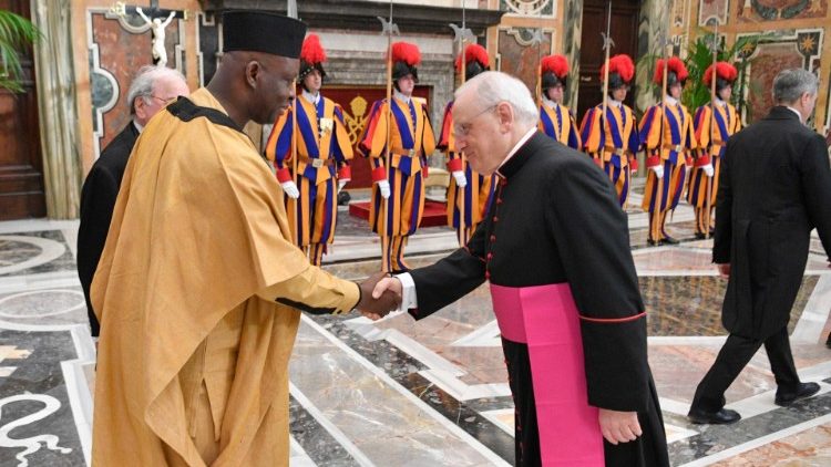 Monsinyo Giancarlo Dellagiovanna ameteuliwa na Papa Francisko kuwa Balozi mpya wa Vatican nchini Burkina Faso na kumpandisha hadhi kuwa Askofu mkuu. 