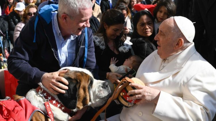 Bernhardinerhund Magnum und Herrchen Claudio Rossetti bei der Generalaudienz mit dem Papst