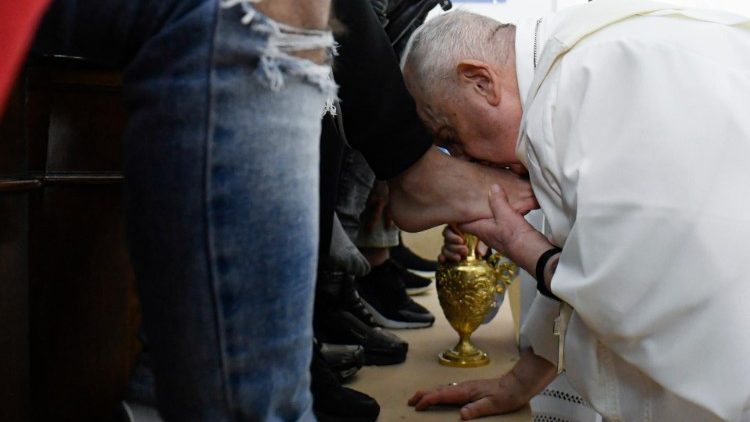 Il Papa durante il rito della Lavanda dei Piedi nella Casa Circondariale Minorile di Casal del Marmo (2023)