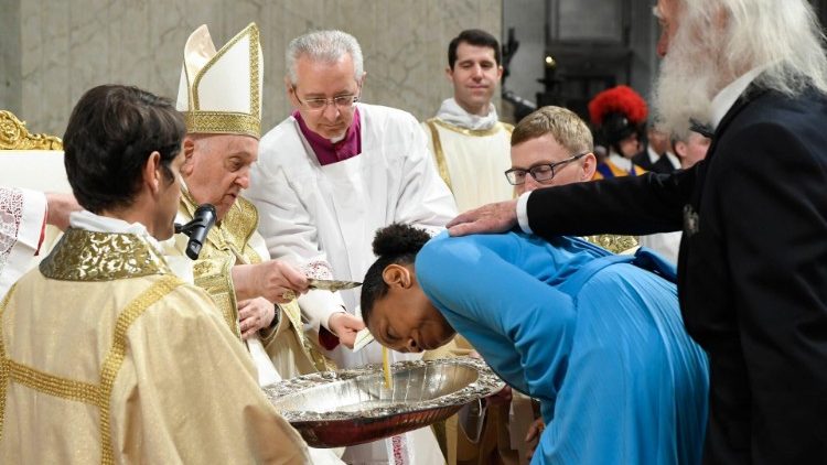 Batizado durante a Vigília Pascal na basílica de São Pedro