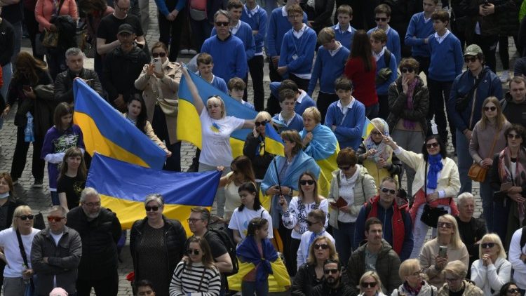 Ukrainische Flaggen auf dem Petersplatz