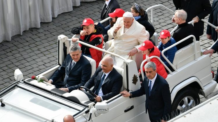 Papa Franjo u papamobilu s nekoliko mališana