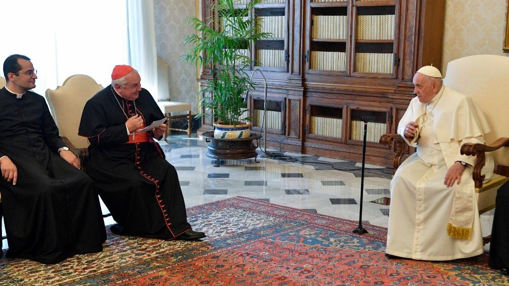 Le Pape François, le cardinal Jean-Marc Aveline, archevêque de Marseille, et le père Xavier Manzano, vicaire général du diocèse de Marseille, le 22 avril 2023, au Vatican. 