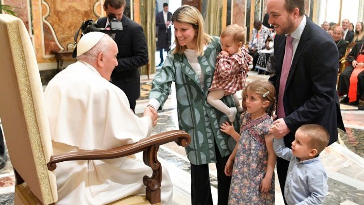 Il Papa con una famiglia di partecipanti all'assemblea plenaria del Dicastero per i Laici, la Famiglia e la Vita