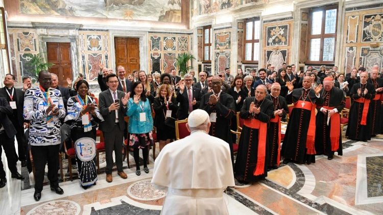 Il Papa durante l'udienza nella Sala Clementina ai partecipanti alla plenaria del Dicastero per i Laici, la Famiglia e la Vita