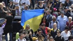 Pilger mit Ukraine-Flagge auf dem Petersplatz beim Regina Caeli mit Papst Franziskus am 23.4.2023
