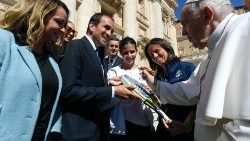 Pope Francis signs the "solidarity racket" at the General Audience of 26 April 2023
