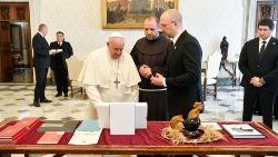 Medzi darmi ukrajinského premiéra pápežovi bola aj reprodukcia keramického kohúta nájdeného v Borodjanke uprostred vojnových trosiek - symbol odolnosti ukrajinského obyvateľstva.