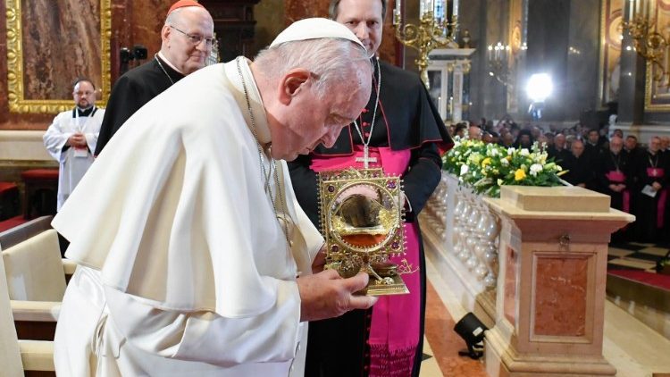 2023.04.28 Viaggio Apostolico in Ungheria - Incontro presso la Concattedrale di Santo Stefano