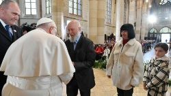 2023.04.28 Олег з Дніпра вітається з Папою Франциском у храмі святої Єлизавети