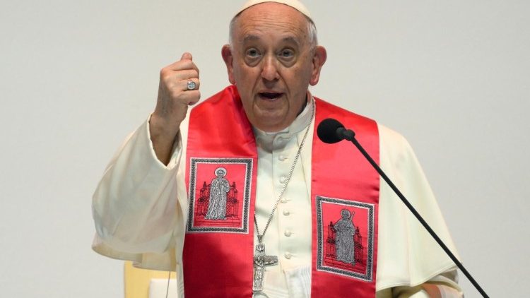 Papst Franziskus bei der Jugendbegegnung in der László Papp Arena Budapest am Samstag