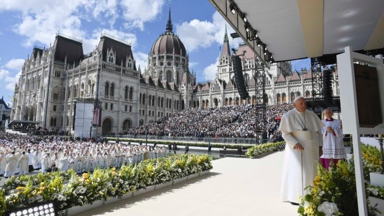 Messe vor dem berühmten Parlamentsgebäude