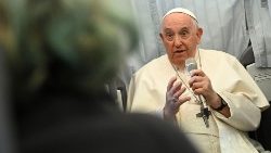 “Det drejer sig om menneskelighed”. I samtalen med journalisterne på det fly, der søndag bragte pave Frans tilbage til Rom, talte pave Frans om modtagelse af flygtninge, fred og om forsøg på våbenhvile i Ukraine. 