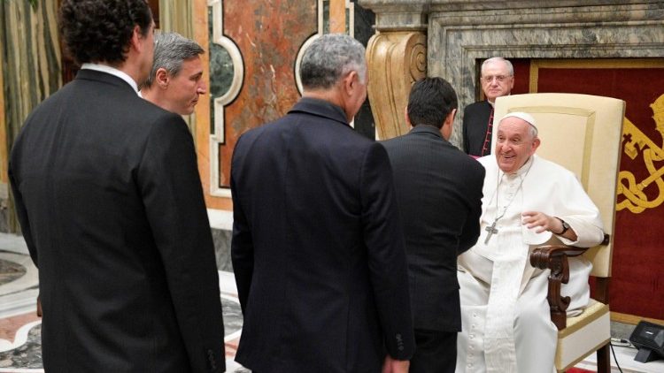 Francisco se mostró muy animado durante el encuentro con los participantes en un congreso promovido por la Organización de Universidades Católicas de Latinoamérica y el Caribe.