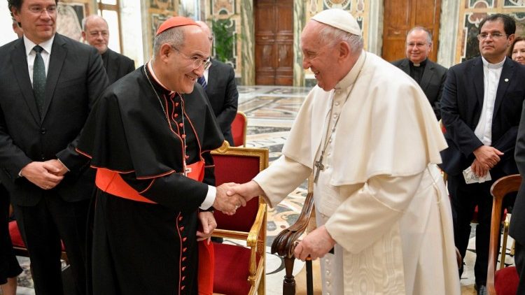 El Papa saluda al Cardenal Tolentino de Mendonça, Prefecto del Dicasterio para la Cultura y la Educación, quien en sus palabras iniciales afirmó que estos 70 años no son solo un hito de conmemoración, sino una ocasión para mirar el futuro. (Vatican Media)