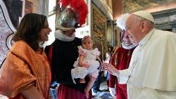 Papst Franziskus begrüßt die Schweizergardisten und ihre Familien