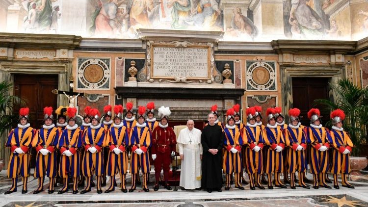 Der Papst umgeben von seinen Gardisten