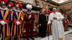 La papa Francisc, membrii Gărzii Elvețiene Pontificale