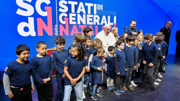 Saludo a un grupo de ni&ntilde;os