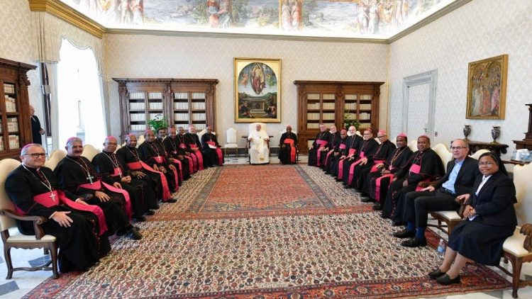 Vorne rechts: Schwester Daisy beim ad-limina-Besuch der Bischöfe von Papua-Neuguinea im Mai letzten Jahres