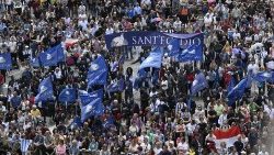 Fieles y peregrinos reunidos en la Plaza de San Pedro para rezar el Regina Coeli