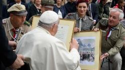 Harcerze przekazują dary Papieżowi
