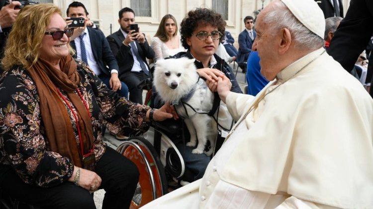 Il Papa mentre si intrattiene con alcuni fedeli