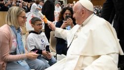 Papa Francisc salutând pelerinii din Aula Paul al VI-lea (foto: Arhivă)