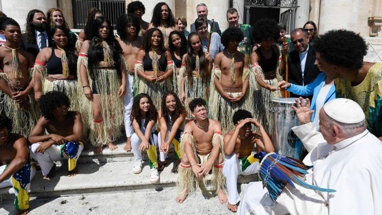 Ao final da Audiência Geral de 2023 com o Papa, os brasileiros dançaram, cantaram e jogaram capoeira 
