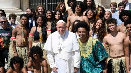  L’Amazzonia dal Papa, balli e canti dei ragazzi delle favelas per celebrare la Laudato si'