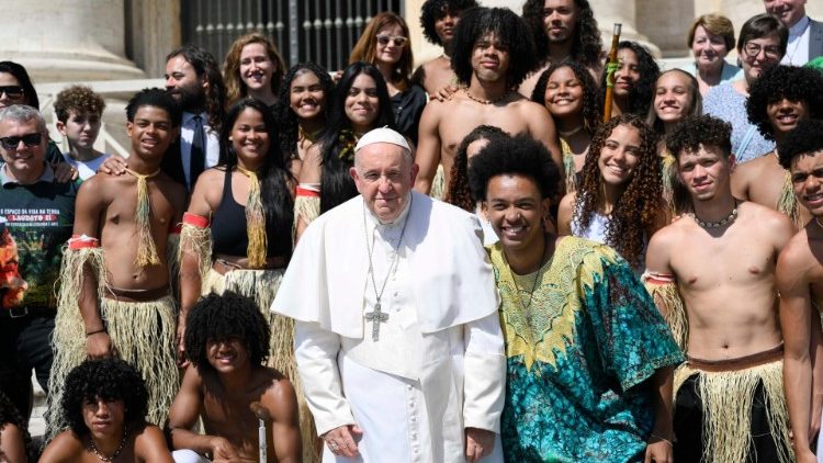 O encontro com Bergoglio ao final da Audiência Geral de 24 de maio de 2023