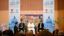 البابا فرنسيس يختتم فعاليات "سكولاس أوكورينتيس" ويجيب على أسئلة طرحها عليه عشرات الأشخاص من مختلف أنحاء العالم