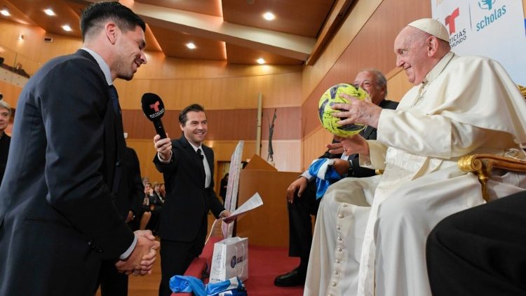 Vor wenigen Tagen erhielt der Papst einen farbigen Fußball geschenkt