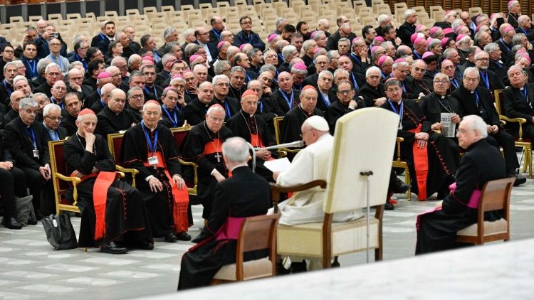 Papa Francisc în Aula Paul al VI-lea din Vatican: audiență acordată participanților la întâlnirea națională a referenților diecezani  ai Căii Sinodale italiene )25 mai 2023) 