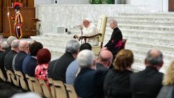 教皇フランシスコ、イタリアの教会のシノドス担当者らと　2023年5月25日　バチカン・パウロ6世ホール