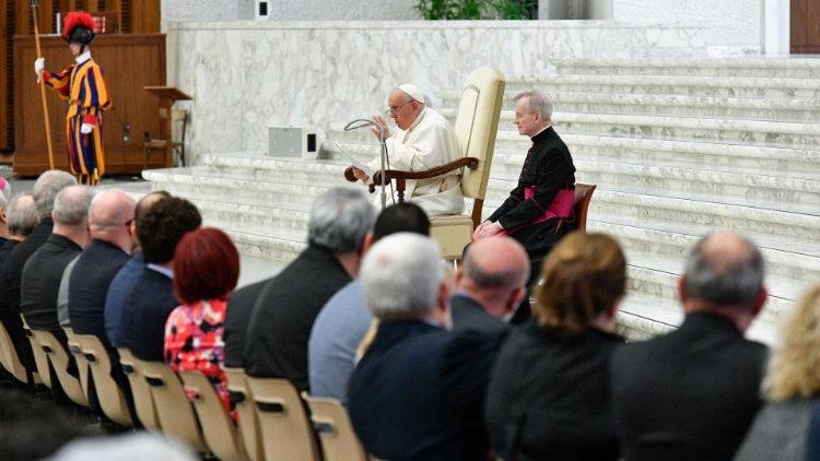 教皇フランシスコ、イタリアの教会のシノドス担当者らと　2023年5月25日　バチカン・パウロ6世ホール