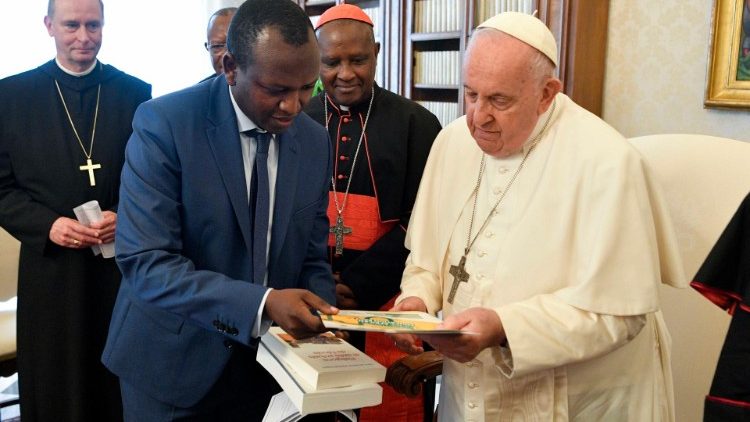 Le Pape et la délégation des promoteurs du Pacte éducatif africain, le 1er juin 2023.   (Vatican Media)