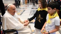 Hayati Baba Mtakatifu Francisko anawataka vijana kujifunza utamaduni wa kusikiliza ili kusaidia mchakato wa ujenzi wa amani duniani, 