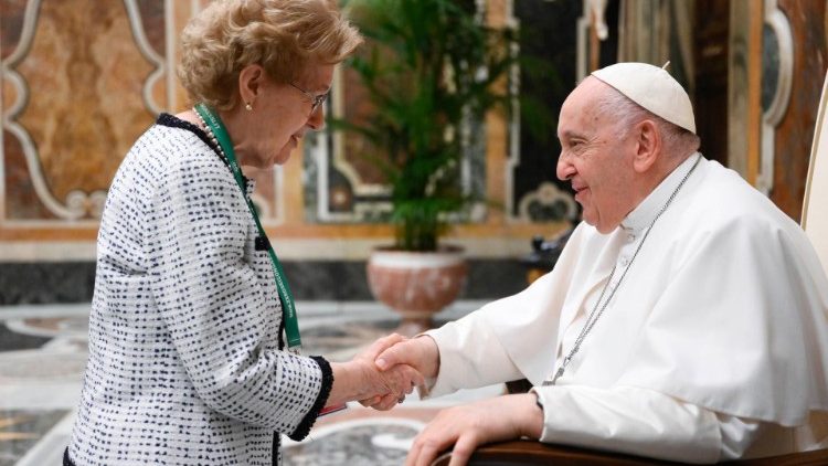 Papa Francesco saluta la presidente Anna Maria Tarantola