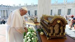 Diante das relíquias de Santa Teresa e seus santos pais, Luís e Zélia, na Praça São Pedro (7 de junho)