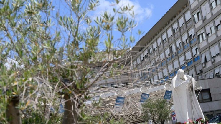 Papa Francisco está internado no Hospital Gemelli de Roma desde sexta-feira, 14 de fevereiro