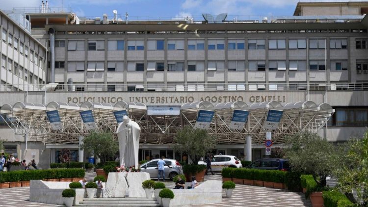 Praça interna do Hospital Policlinico Gemelli