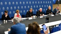 Konferencja prasowa, na której zaprezentowano dokument roboczy na synod o synodalności
