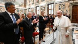 البابا فرنسيس يستقبل وفد جائزة بياجو أنييس للصحافة ٢٤ حزيران يونيو ٢٠٢٣