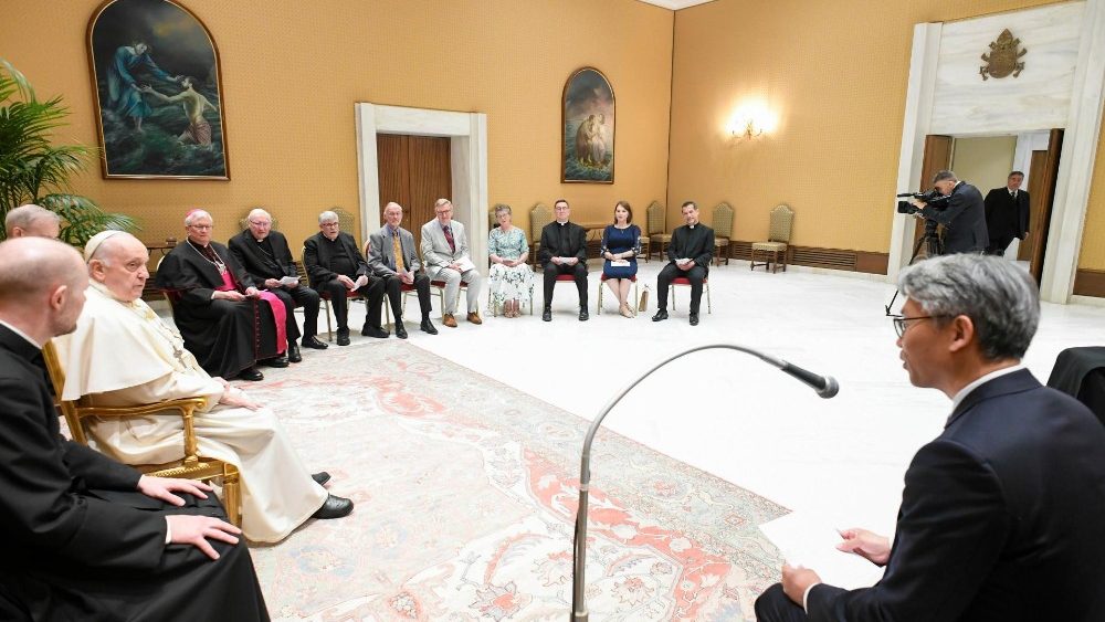 O Papa Francisco com os membros da Comissão de Diálogo Católico-Discípulos de Cristo (Vatican Media)